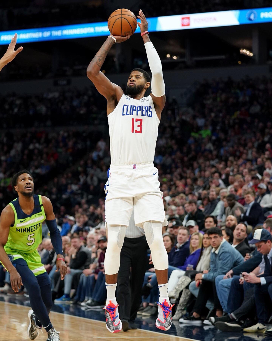 梅西一脚射门点燃全场（梅西一记劲射引爆全场）