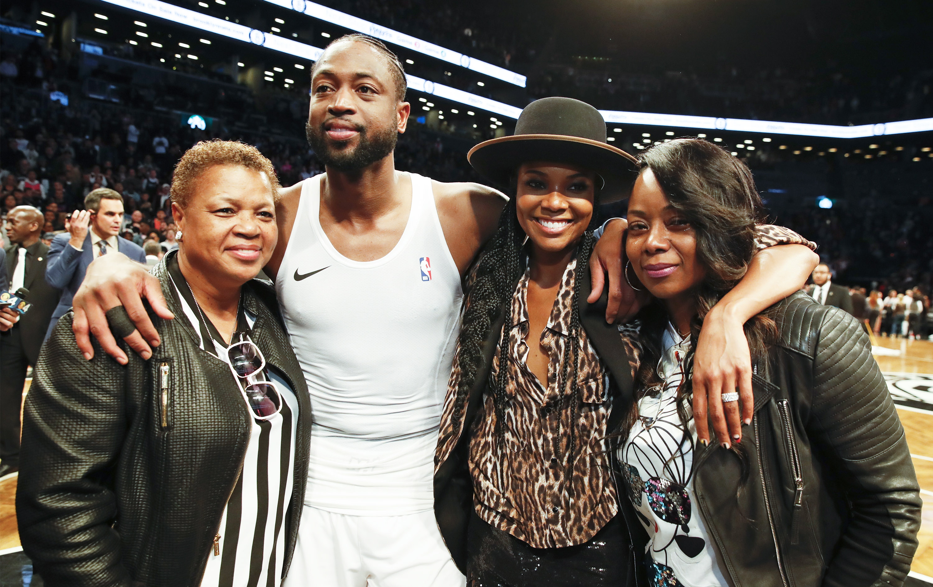 汪涵老婆杨乐乐带儿子参加马术比赛 11岁的沐沐侧脸像爸爸（杨乐乐陪儿子出战马术赛，11岁沐沐侧颜神似汪涵）