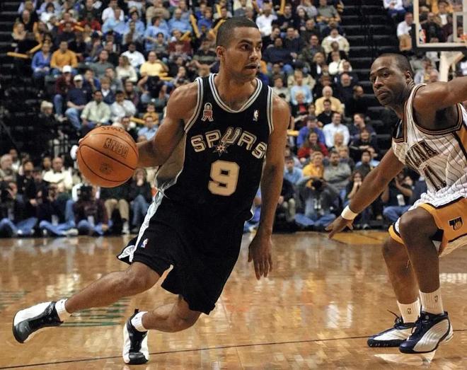 球星连续进球，引领全队节奏（球星连场破门，掌控全队节奏）