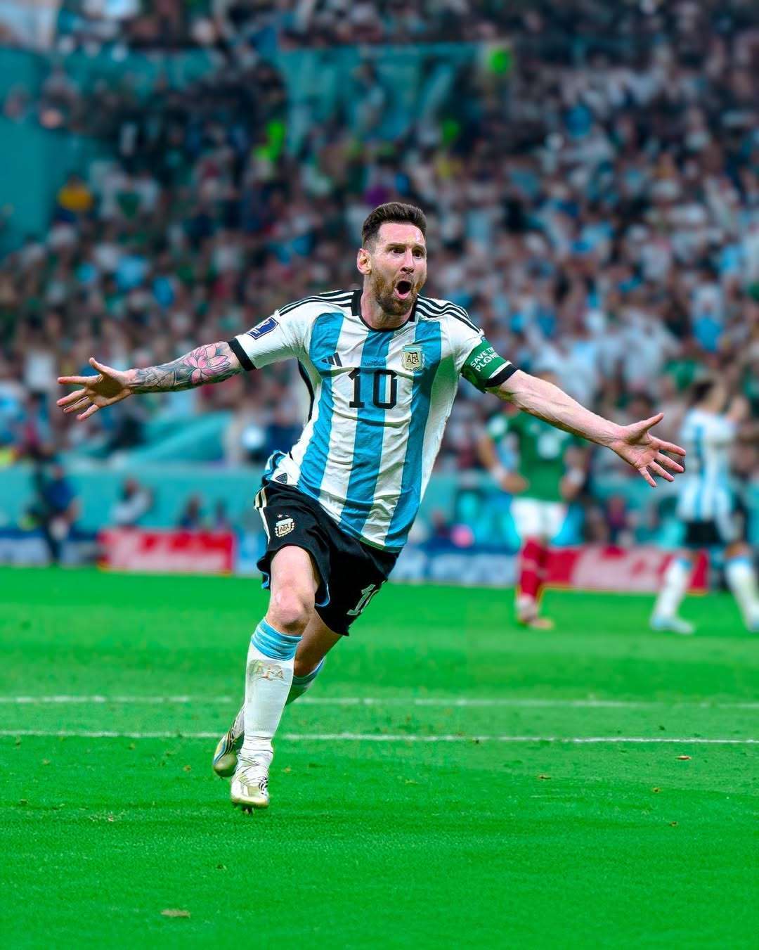 齐达内现身看台观战二儿子卢卡代表阿尔及利亚的非洲杯首秀（齐达内到场观战，见证次子卢卡代表阿尔及利亚完成非洲杯首秀）