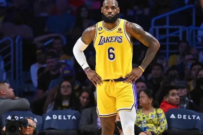 布伦森15分＆哈特13分，尼克斯半场22次罚球，雄鹿6次（布伦森15分哈特13分，尼克斯半场罚球22次，雄鹿仅6次）