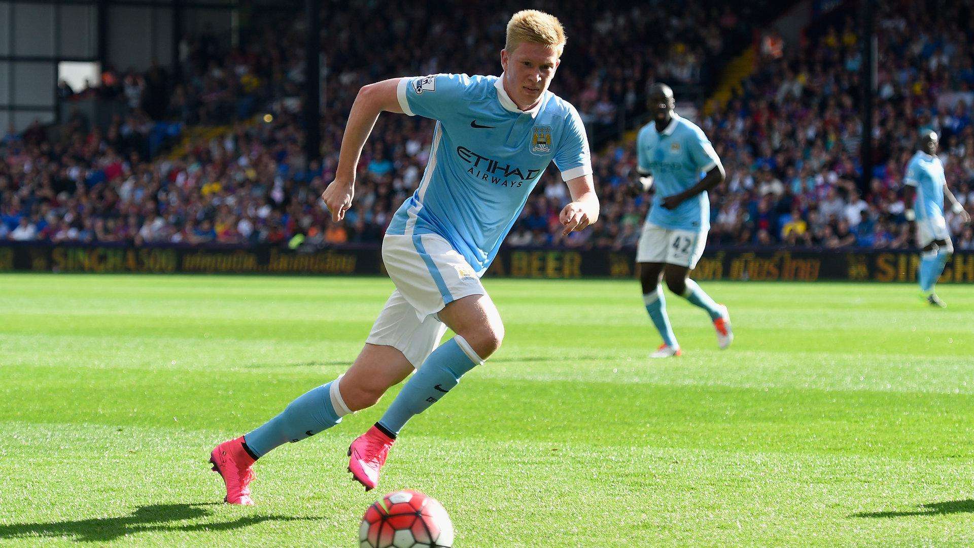 “罗马队友基情互动”，德罗西赛后新闻发布会被哲科亲吻（罗马队友暖心互动：德罗西在赛后发布会上被哲科亲吻）