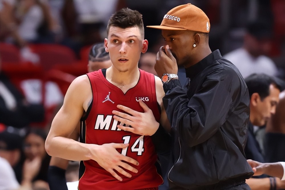 每体：费尔明和德容有望出战贝蒂斯；小白今天造访巴萨训练（每体：费尔明、德容或将出战贝蒂斯；伊涅斯塔今日现身巴萨训练课）